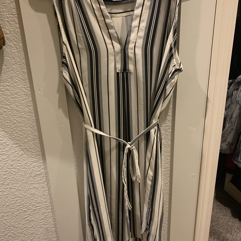 H&M White and Gray Sleeveless Midi Dress with V-Neck